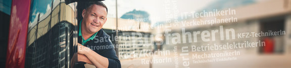 Busfahrer schaut aus Fahrerfenster
