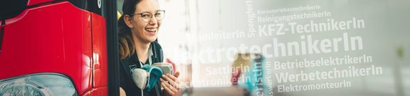 Junge Frau sitzt am Buseinstieg und lacht