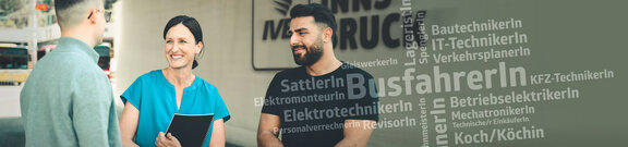 Gruppe von drei Personen unterhält sich