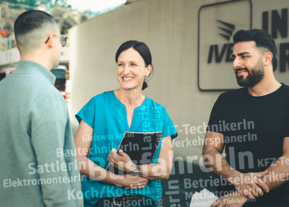 Gruppe von drei Personen unterhält sich