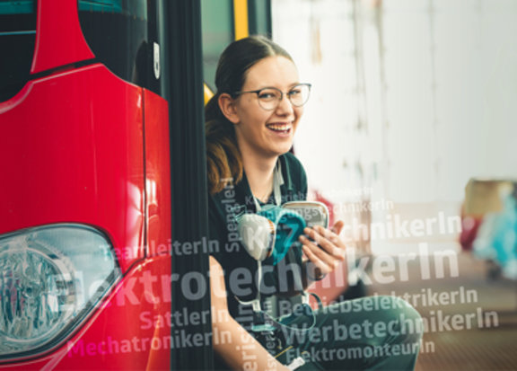 Junge Frau sitzt am Buseinstieg und lacht
