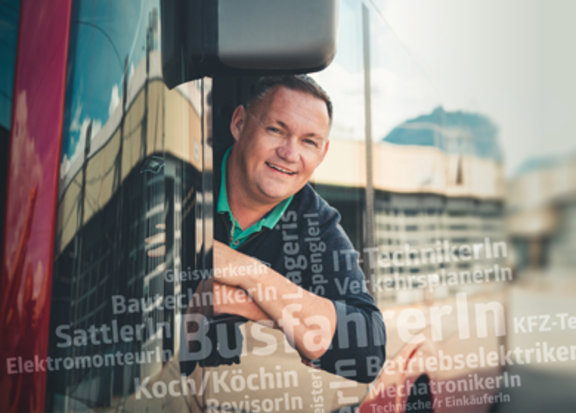 Busfahrer schaut aus Fahrerfenster